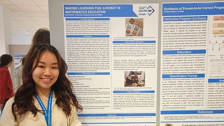 Studentin Rachel Mah steht vor einem Projektposter