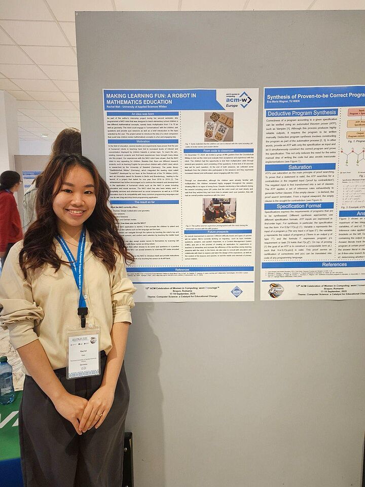 Studentin Rachel Mah steht vor einem Projektposter