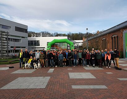 Wander*innen vor dem Start der Kleeblattwanderung auf dem Campus der TH Wildau 