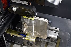 Mensch-Maschine-Symbiose – TH Wildau nimmt Drahterodiersystem für Formteile in der Vor- und Nachbearbeitung im 3D-Bereich in Betrieb