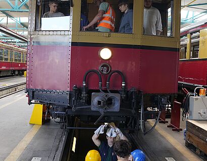 Besichtigung der technischen Details an einem historischen S-Bahn-Fahrzeug