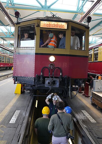 Besichtigung der technischen Details an einem historischen S-Bahn-Fahrzeug