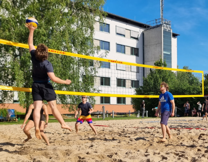 Menschen spielen Beachvolleyball