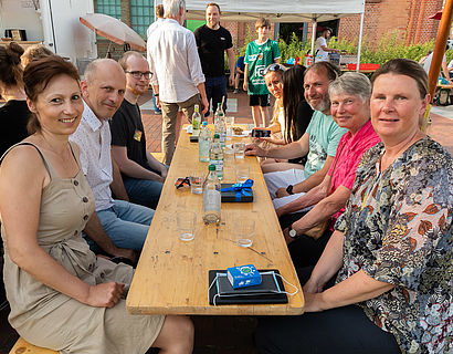 Gute Stimmung an den Bierbänken gegen Abend