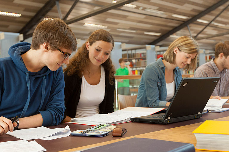 Studierende beim Selbststudium in der Bibliothek