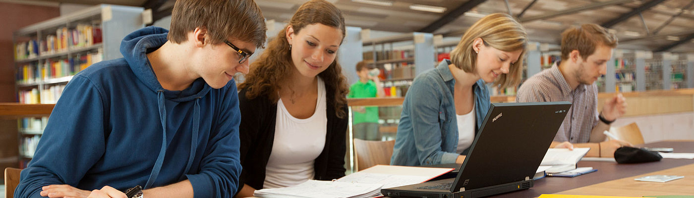 Studierende beim Selbststudium in der Bibliothek