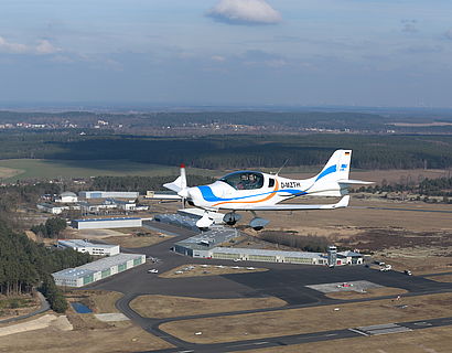 Forschungsflugzeug JULIA in der Luft über dem Flugplatz Schönhagen EDAZ