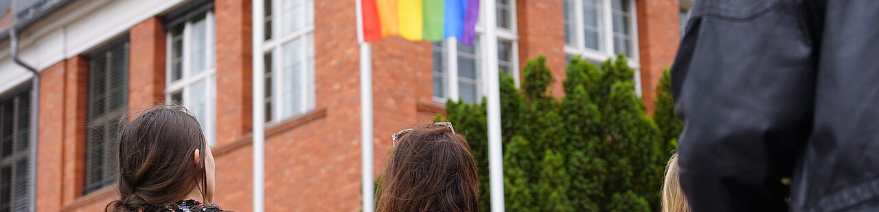 Regenbogenflagge weht vor einem Gebäude