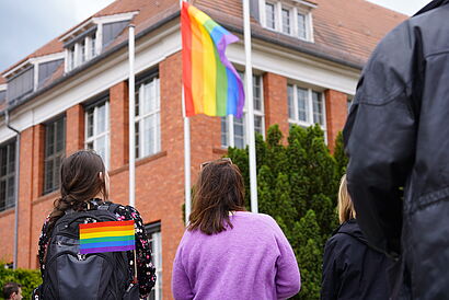 Regenbogenflagge weht vor einem Gebäude