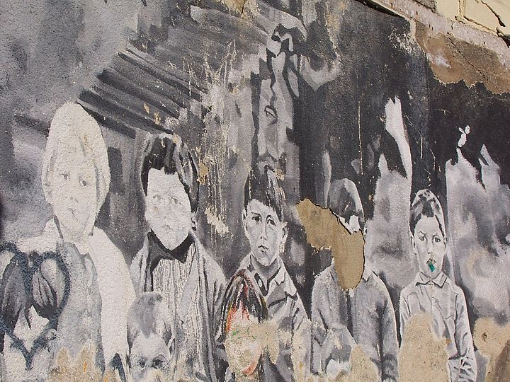 Children 949510 1920 Kinderzeichnung an der Wand