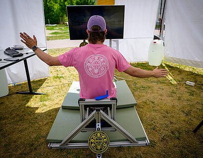 Eine Person sitzt auf einem Balancetrainer beim HIT 2026 der TH Wildau