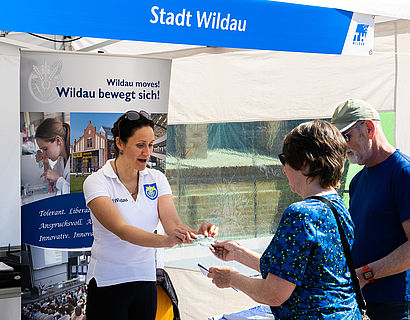 Besucherinnen und Besucher am Stand der Stadt Wildau beim Hochschulinformationstag 2023