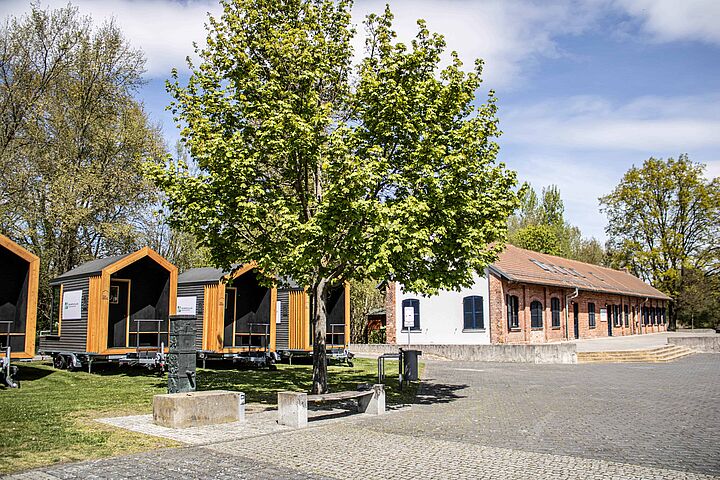 Hier ist ein Blick auf das Incubator Village auf der Beeskower Spreeinsel zu sehen. 