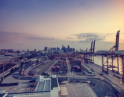 Landschaft, Meer, Wasser, draussen, Horizont, Dock, Licht, Wolke, Himmel, Technologie, Sonnenaufgang, Sonnenuntergang, Straße, Boot, Brücke, Skyline, Straße, Sonnenlicht, Morgen, Autobahn, Gebäude, Dämmerung, Stadt, Wolkenkratzer, Seebrücke, Schiff, Stadtbild, Reise, Dämmerung, Transport, Transport, Abend, Dämmerung, Bau, Turm, Reise, Hafen, Industriell, Industrie, Geschäft, Hafen, Fracht, Urbex, Container, Infrastruktur, Ladung, Werft, Kran, Versand, Cbd, Luftaufnahmen, Stadtgebiet, menschliche Siedlung, Atmosphäre der Erde, Keppel, Keppelport