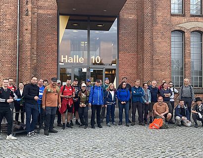 Wandergruppe vor der Bibliothek