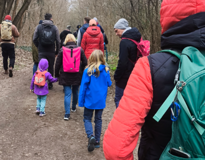 Erwachsene und Kinder wandern