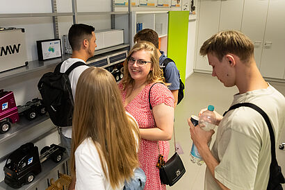 Lachende Alumni im Labor