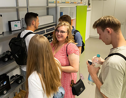 Lachende Alumni im Labor