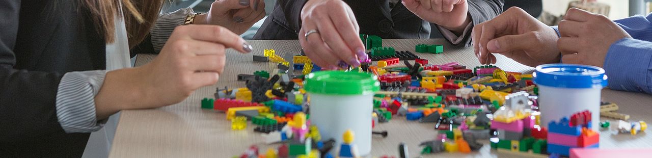 drei Personen kreieren mit Lego Ideen