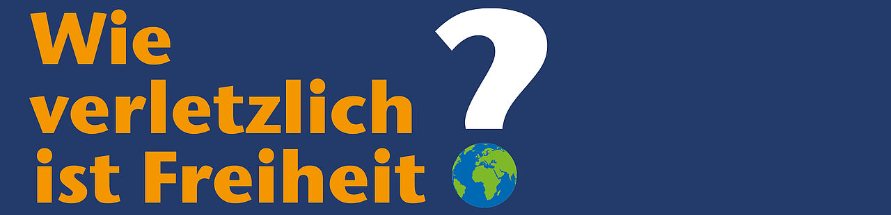 Blaues Banner mit der Aufschrift "Wie verletzlich ist Freiheit?"