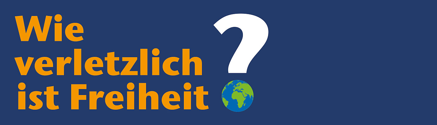 Blaues Banner mit der Aufschrift "Wie verletzlich ist Freiheit?"