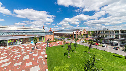 Wiese vor Haus 16 und Halle 17 auf dem Campus der TH Wildau aus der Vogelperspektive