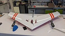 6G-NeXt-Nurflügeldrohne -Bau: Die Drohne ist eine Eigenentwicklung und Teil des Use-Case "Smart Drones", in dem ein Antikollisionssystem für Drohnen entwickelt wird, sowie Ausstellungsstück der TH Wildau auf der AERO 2024. Bild: TH Wildau Auf dem Bild ist eine 6G-NeXt-Nurflügeldrohne im Bauzustand zu sehen.