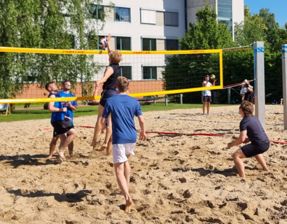 Menschen spielen Beachvolleyball