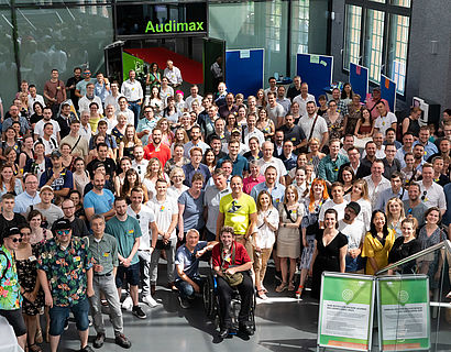 Gruppenbild im Foyer Halle 17