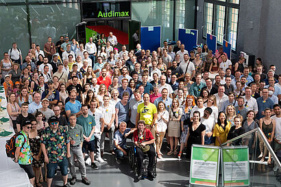 Gruppenbild im Foyer Halle 17