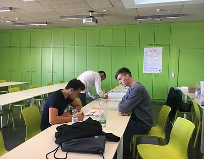 Teilnehmer des Workshops bearbeiten Aufgaben 