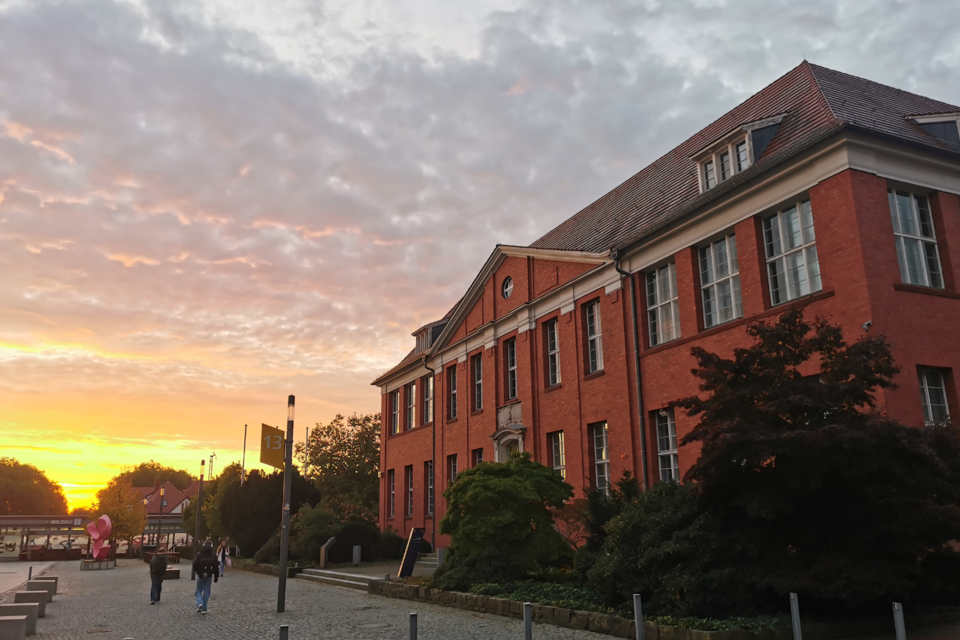 Sonnenaufgang 10 24 ML Sonne geht neben Gebäude auf
