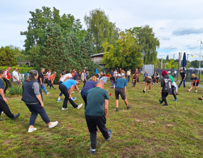 Gruppe bei Übungen auf einer Wiese