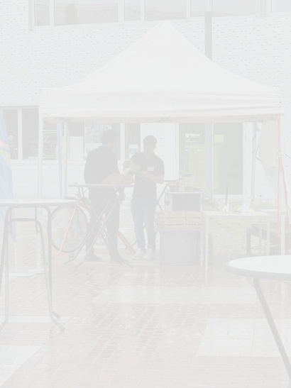 Smoothiebike Landesradverkehrskonferenz Smoothie wird am Stand der TK ausgeschenkt. Nebendran steht das Smoothiebike, mit dem das Getränk erstrampelt wurde.