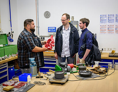 Drei Personen im Labor für Urformtechnik an der TH Wildau