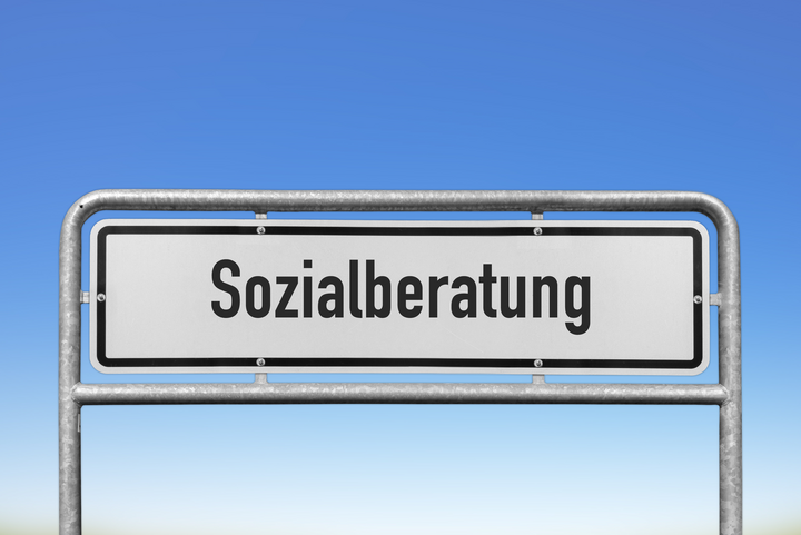 Schild mit der Aufschrift "Sozialberatung"