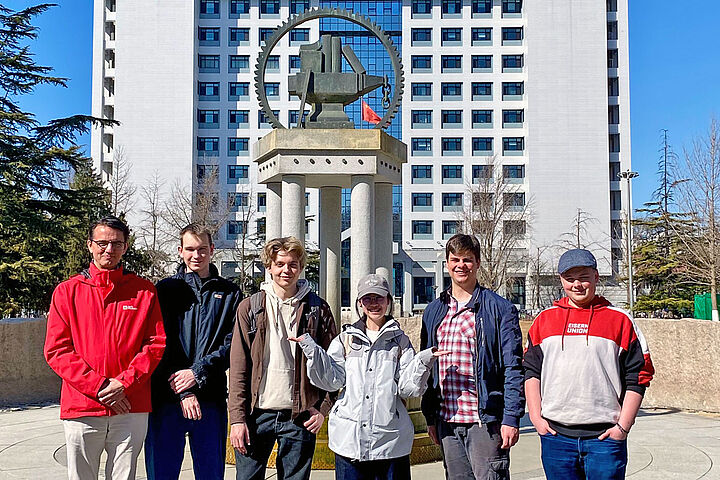 Gruppenfoto der Studierenden und Prof. Christian Liebich