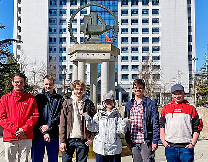 Gruppenfoto der Studierenden und Prof. Christian Liebich