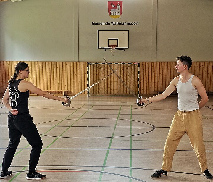 Zwei Menschen mit Schwertern