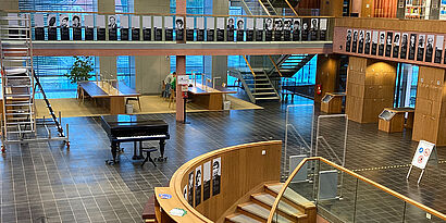 Hochschulbibliothek mit Objekten der Ausstellung „Todesopfer rechter Gewalt nach 1990“
