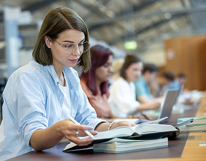 Studierende beim Arbeiten in der Bibliothek