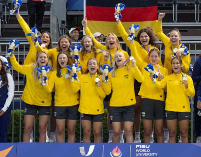 Wasserballerinnen-Team mit Goldmedaillen