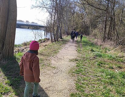 Kleeblattwanderin am Wanderg nahe Ufer
