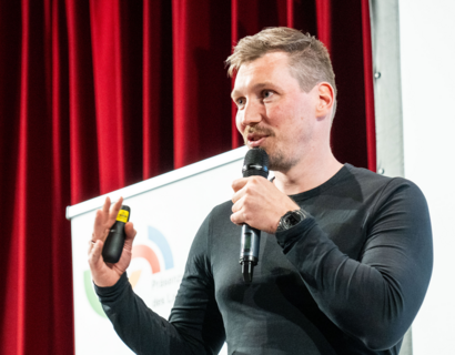 Mann spricht in Mikrofon