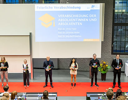 Absolventinnen und Absolventen bei der feierlichen Verabschiedung 2021 Fachbereich WIR