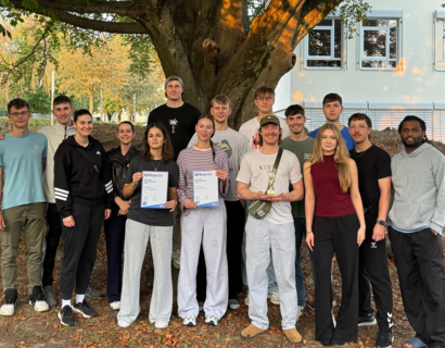 Menschen posieren für Gruppenfoto