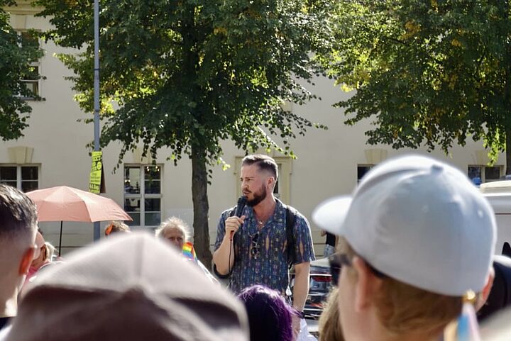 Diversitätsmanager spricht beim CSD Königs Wusterhausen