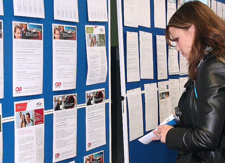 THConnectJobwall Teaser Studentin an den Stellen-Aushängen während der Firmenkontaktmesse TH Connect