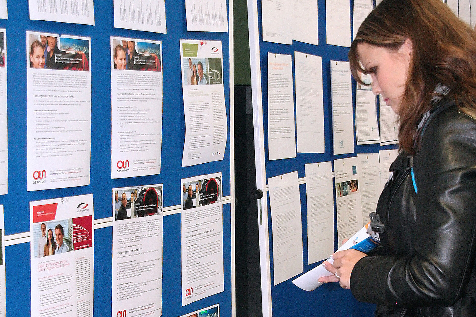 THConnectJobwall Teaser Studentin an den Stellen-Aushängen während der Firmenkontaktmesse TH Connect