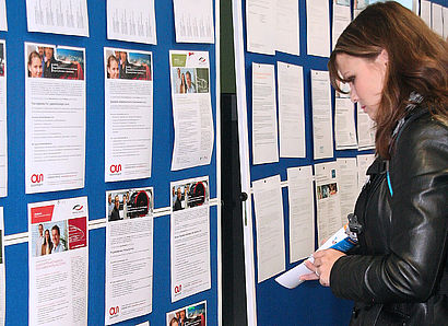 THConnectJobwall Teaser Studentin an den Stellen-Aushängen während der Firmenkontaktmesse TH Connect